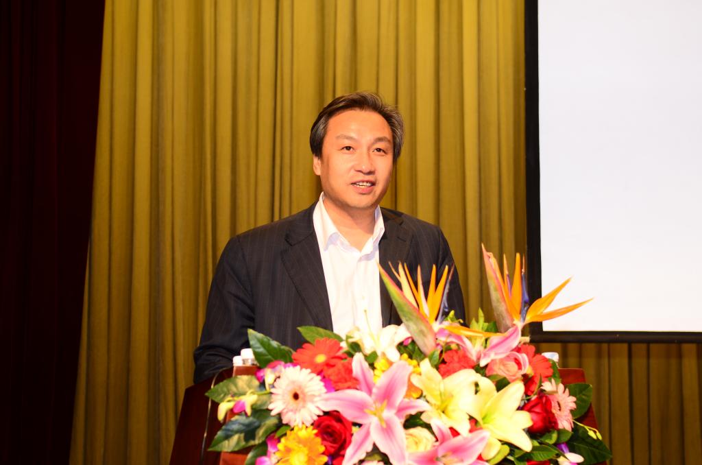 校长包军主持报告会