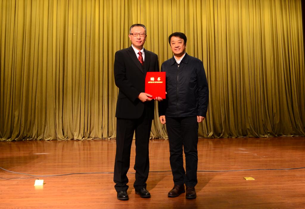 校党委书记冯晓为周琪院士颁发兼职教授聘书