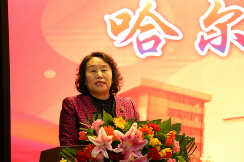 副校长郑秋鹛代表学校讲话