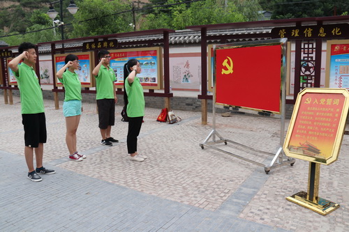 参观梁家河并重温入党誓词