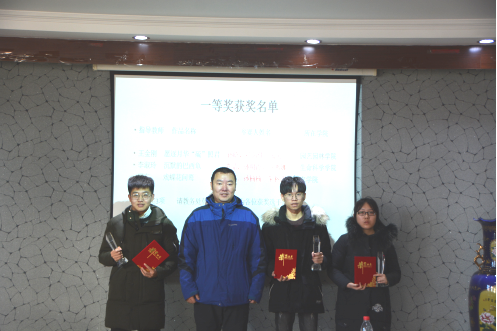 教务处韩文灏副处长为获奖同学颁发获奖证书