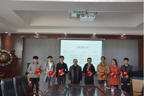 命科学学院李杰副院长分别为获奖同学颁发获奖证书