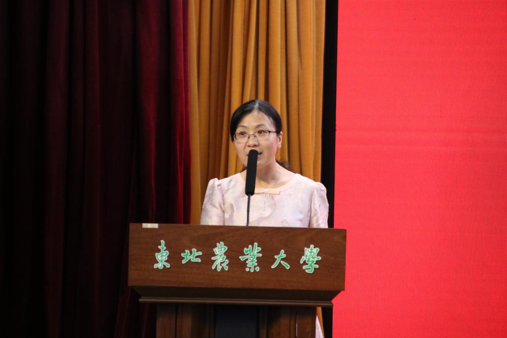 欧洲杯正规买球平台教师代表、生物工程系主任李剑虹教授代表全体教师发言