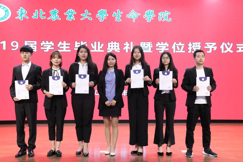 招生与就业指导处处长宋跃芬为2019届校友年级理事代表颁发聘书