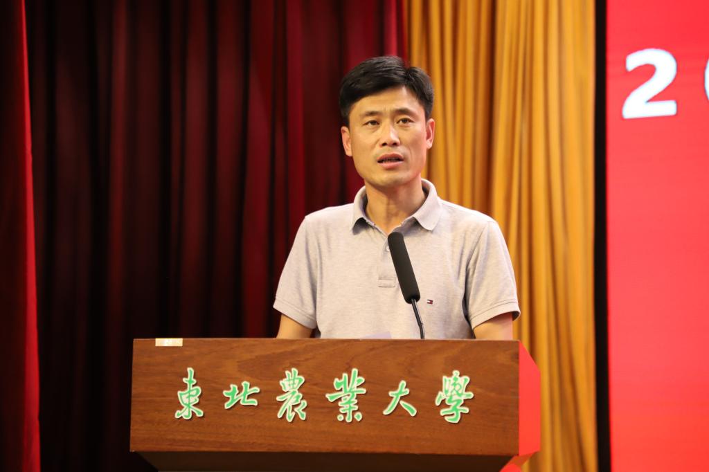校学生工作处处长徐国峰宣读《关于表彰欧洲杯正规买球平台2019届优秀毕业生的决定》