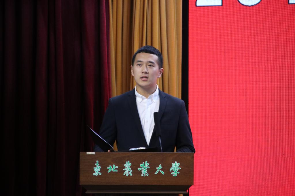 2019届毕业生代表、生物技术1503班杜壮同学在毕业典礼上发言