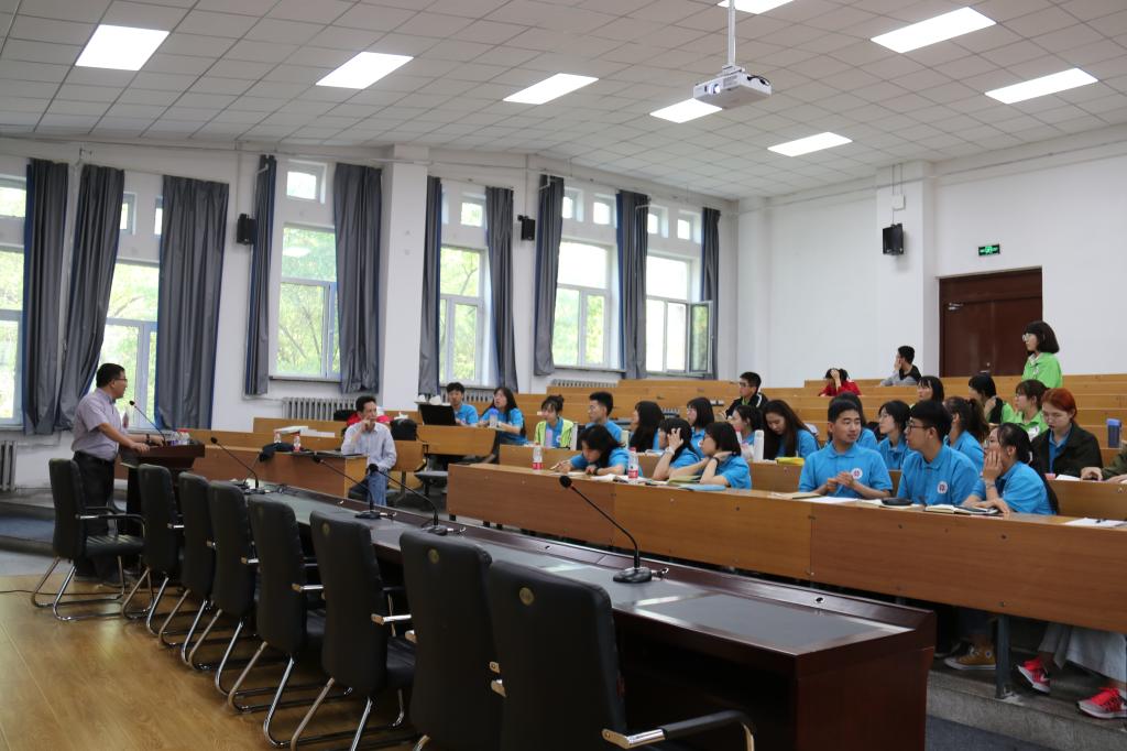 报告会现场