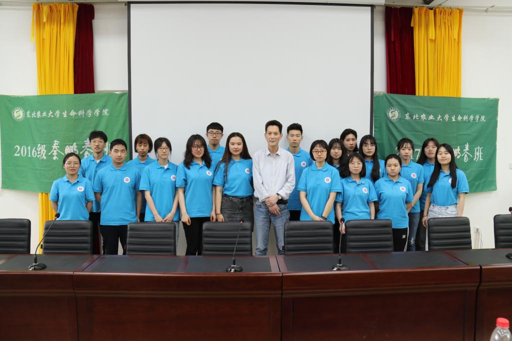 嘉宾与参会学生合影